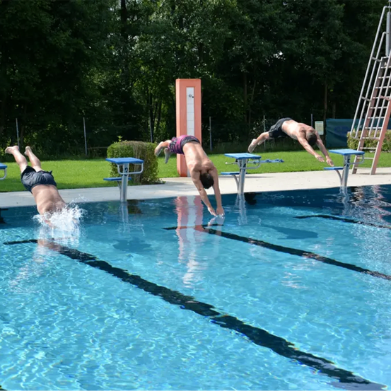 Bild enthält, Water, Person, Pool, Swimming Pool, Adult, Male, Man, Swimming, Water Sports, Diving