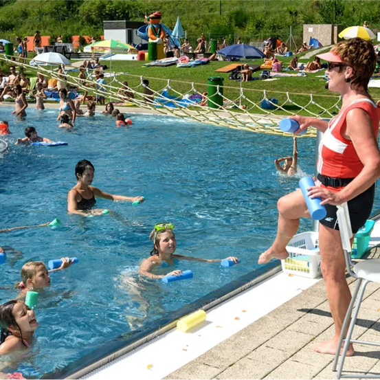 Bild enthält, Person, Swimming, Water, Summer, Pool, Adult, Female, Woman, Swimming Pool, People
