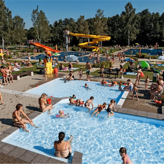 Bild enthält, Water, Person, Pool, Swimming Pool, Shorts, Amusement Park, Airplane, Fun, Outdoors, Theme Park