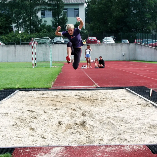 Bild enthält, Person, Long Jump, Track And Field, Clothing, Shorts, Car, Vehicle, Footwear, Shoe, Jumping