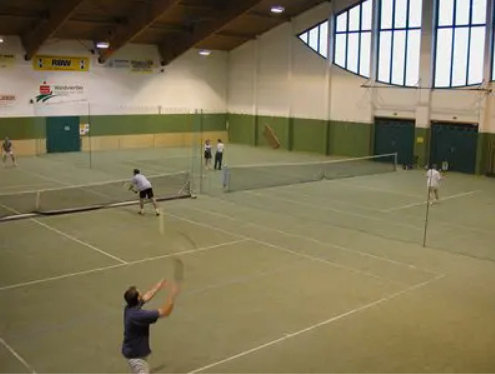 Bild enthält, Person, Sport, Tennis, Playing Tennis, Racket, Tennis Racket, Head