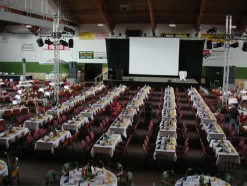 Bild enthält, People, Person, Indoors, Hall, Fun, White Board, Banquet, Architecture, Building