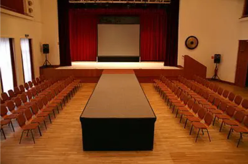 Bild enthält, People, Indoors, Classroom, School, Theater, Crowd, Hall, Solo Performance, Interior Design, Stage