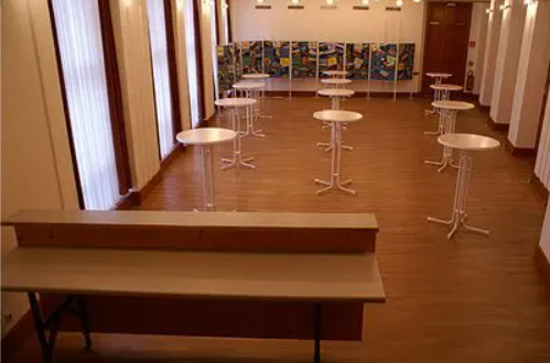 Bild enthält, Indoors, Interior Design, Furniture, Floor, Restaurant, Wood