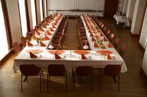 Bild enthält, Dining Table, Furniture, Table, Indoors, Tabletop, Dining Room, Room, Hall, Chair, Fun