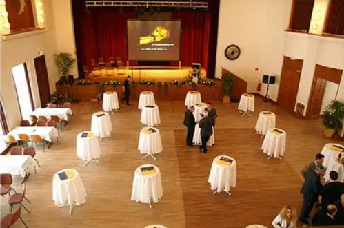 Bild enthält, Indoors, People, Person, Hall, Fun, Banquet, Face, Head, Architecture, Building