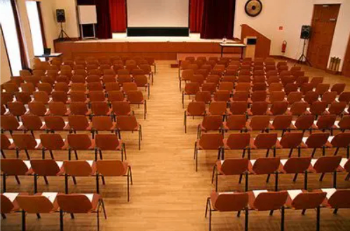 Bild enthält, People, Building, School, Crowd, Indoors, Classroom, Audience, Lecture, Hall, Lecture Hall