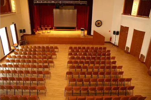 Bild enthält, People, School, Indoors, Classroom, Crowd, Audience, Lecture, Hall, Theater, Lecture Hall