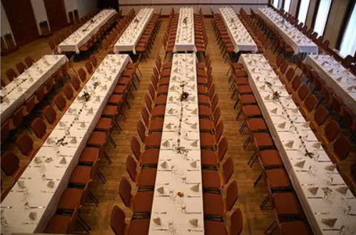 Bild enthält, Indoors, Hall, Furniture, Table