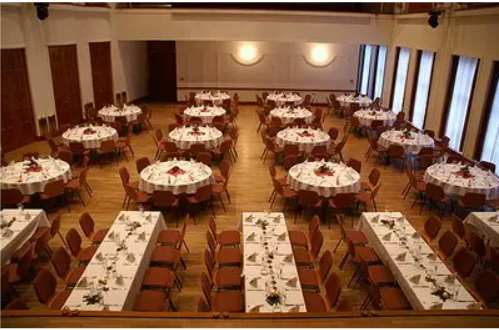 Bild enthält, Indoors, Hall, Reception Room, Room, Waiting Room, Fun, Person, Banquet, Furniture, Table