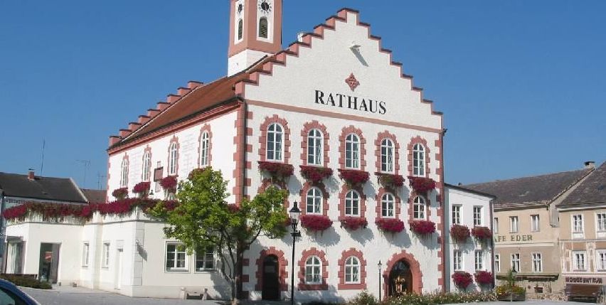 Bild enthält, Monastery, City, Arch, Clock Tower, Gothic Arch, Car, Street, Urban, Neighborhood, Spire