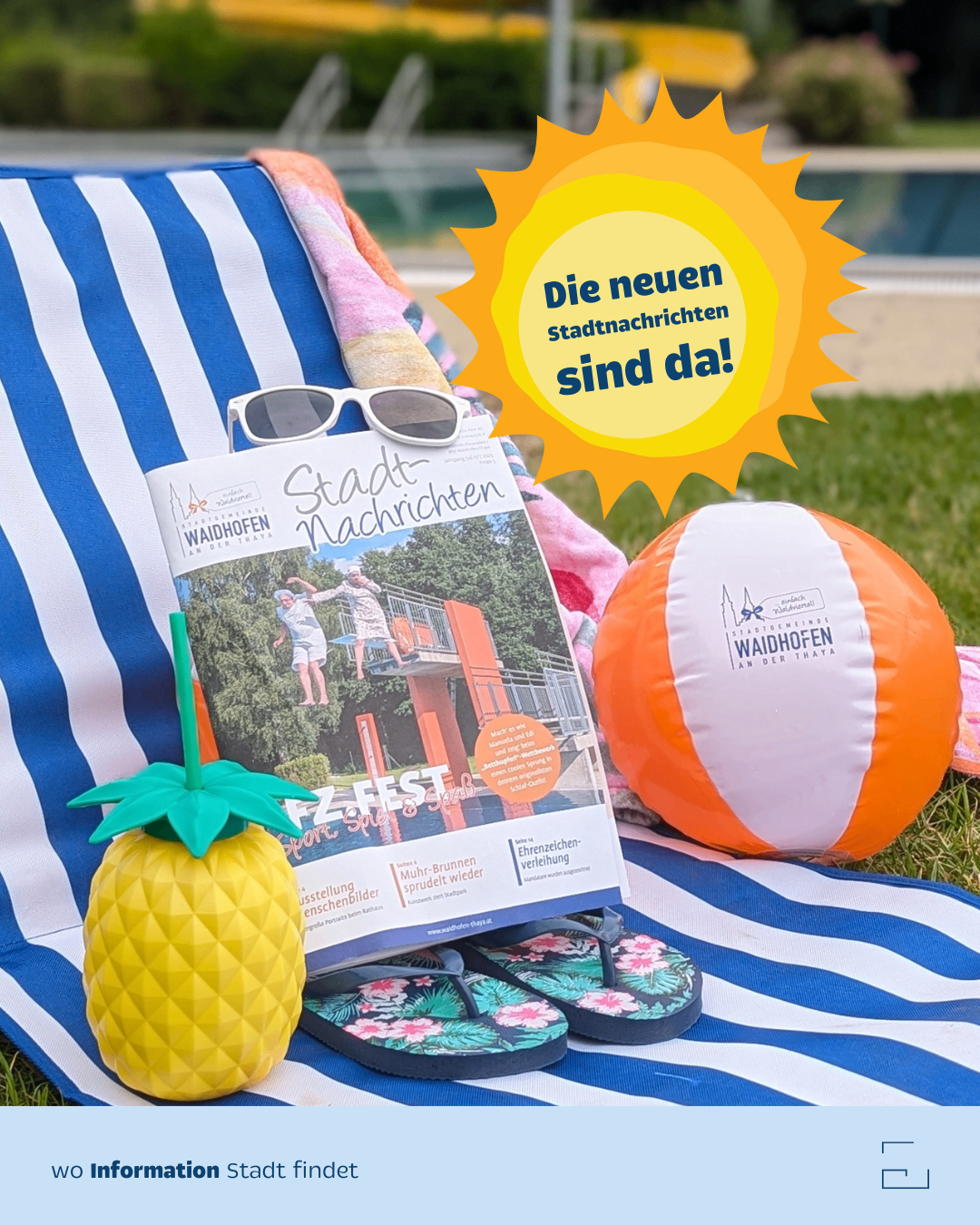 Ein Buch mit dem Titel Stadtnachrichten liegt auf einem Strandstuhl mit einem Handtuch. Ein Strandball und eine Flip-Flop liegen auf der rechten Seite. Ein Ananasstrohhut befindet sich auf der linken Seite. Die Sonne scheint hell.