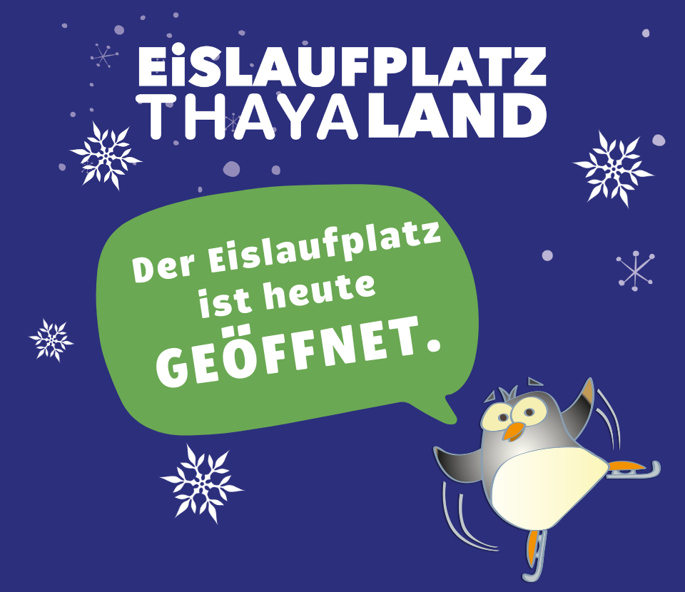 Ein blaues Plakat verkündet, dass der Eislaufplatz in Thayland geöffnet ist. Ein Pinguin ist abgebildet, wie er auf dem Eis schlittert, begleitet von Schneeflocken.