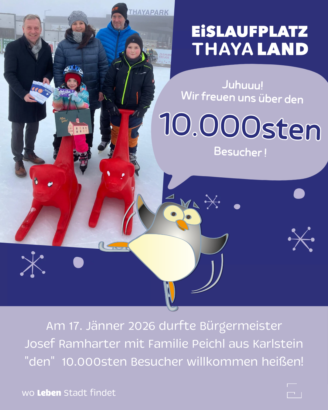 Poster mit einem Pinguin, 10.000 Besucher. Familie Peich aus Karlstein, Bürgermeister Josef Ramharter, 17. Januar 2026. Eine Gruppe von Menschen fährt auf dem Eis Schlittschuh.