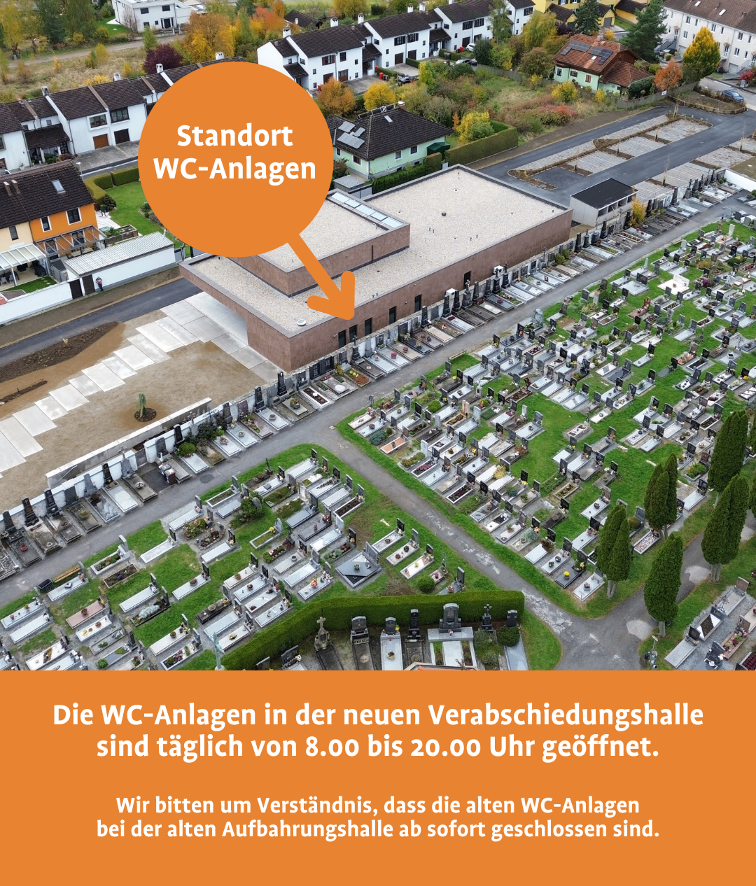 Ein Luftbild eines Friedhofs mit einem neuen Krematoriumsgebäude. Die WC-Anlagen in der neuen Verabschiedungshalle sind täglich von 8:00 bis 20:00 Uhr geöffnet. Bitte haben Sie Verständnis dafür, dass die alten WC-Anlagen geschlossen sind.