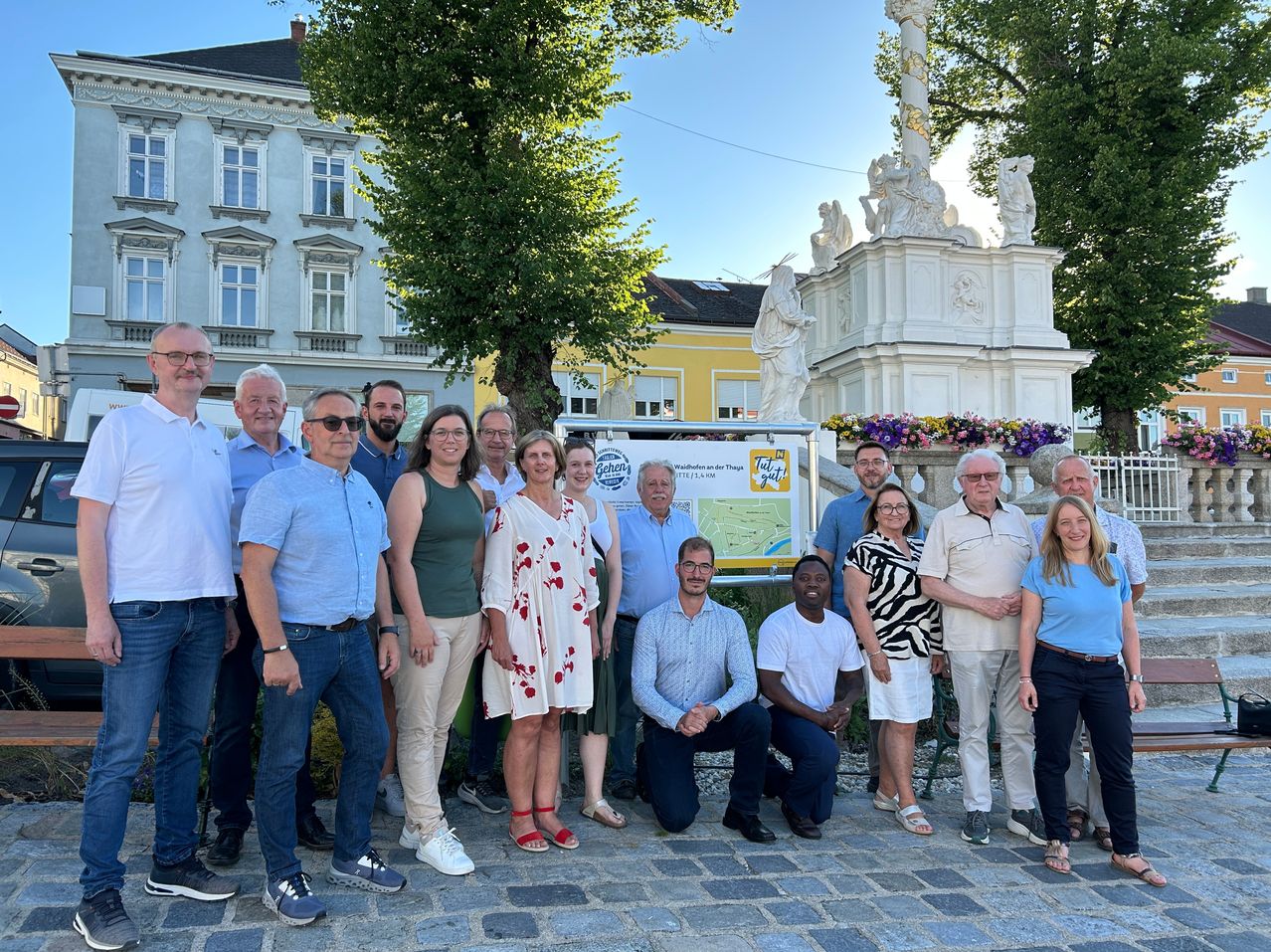 Waldhofen an der Thaya: Gruppe vor Mariensäule mit Bürgermeister und Gemeinderäten