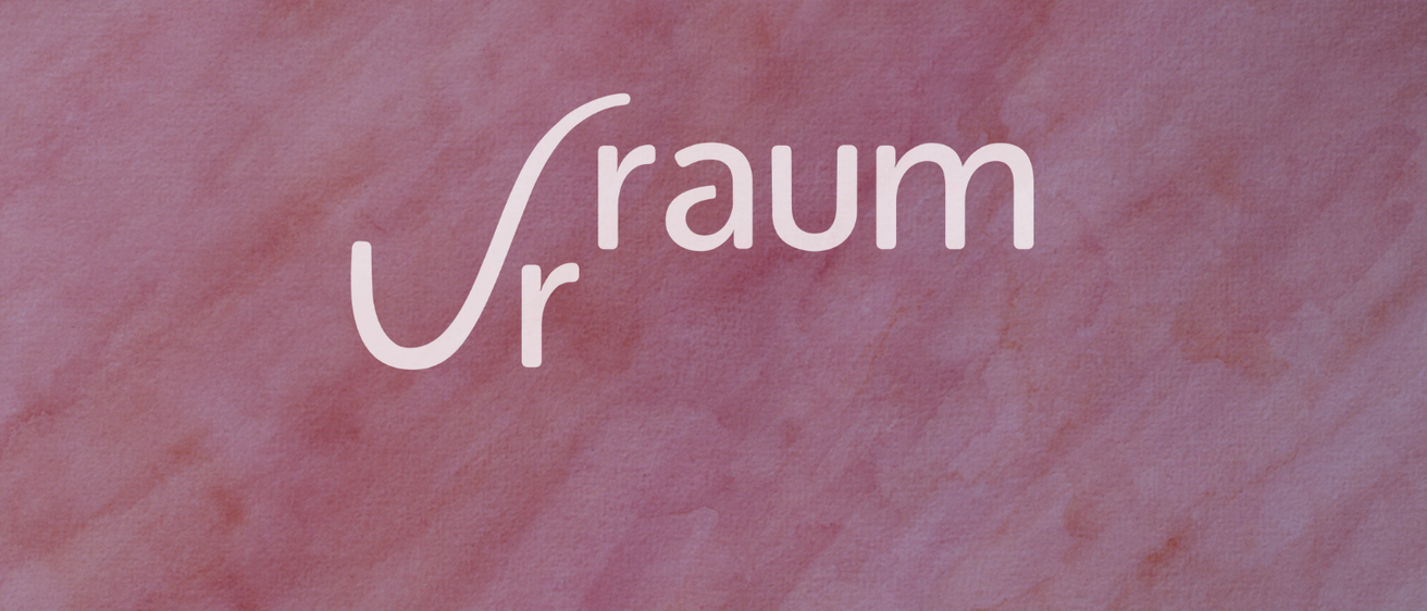 Das Wort 'Sraum' ist in Weiß auf einem rosa Hintergrund mit Aquarelleffekt dargestellt. Die Buchstaben sind in einer fließenden, kursiven Schrift gestaltet.