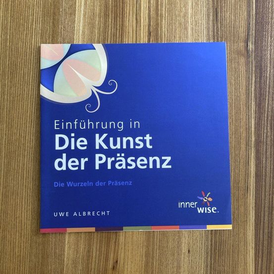 Ein blaues Buch mit dem Titel 'Einführung in die Kunst der Erhaltung' von Uwe Albrecht. Das Cover zeigt ein Schmetterlingsdesign und das Innerwise-Logo.