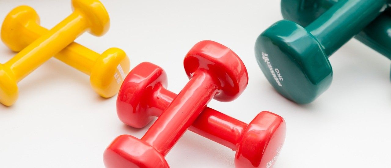 Bild enthält, Toy, Fitness, Gym, Sport, Working Out, Gym Weights, Smoke Pipe, Bicep Curls