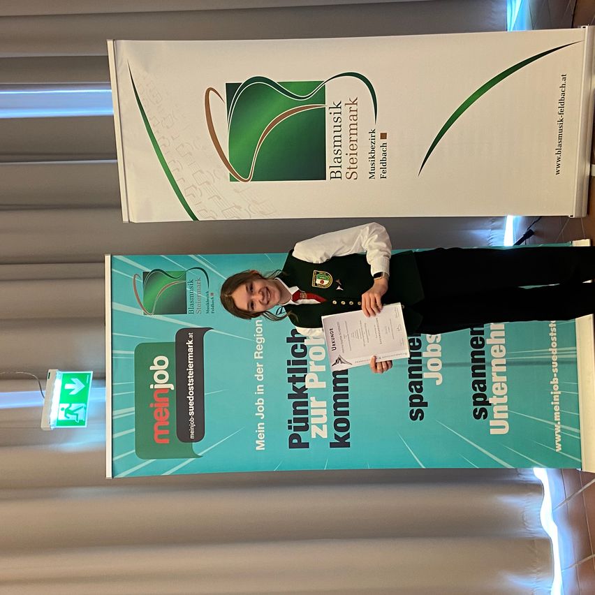 Bild enthält, Crowd, Person, Audience, Speech, Shoe, Tie, Ring, Podium