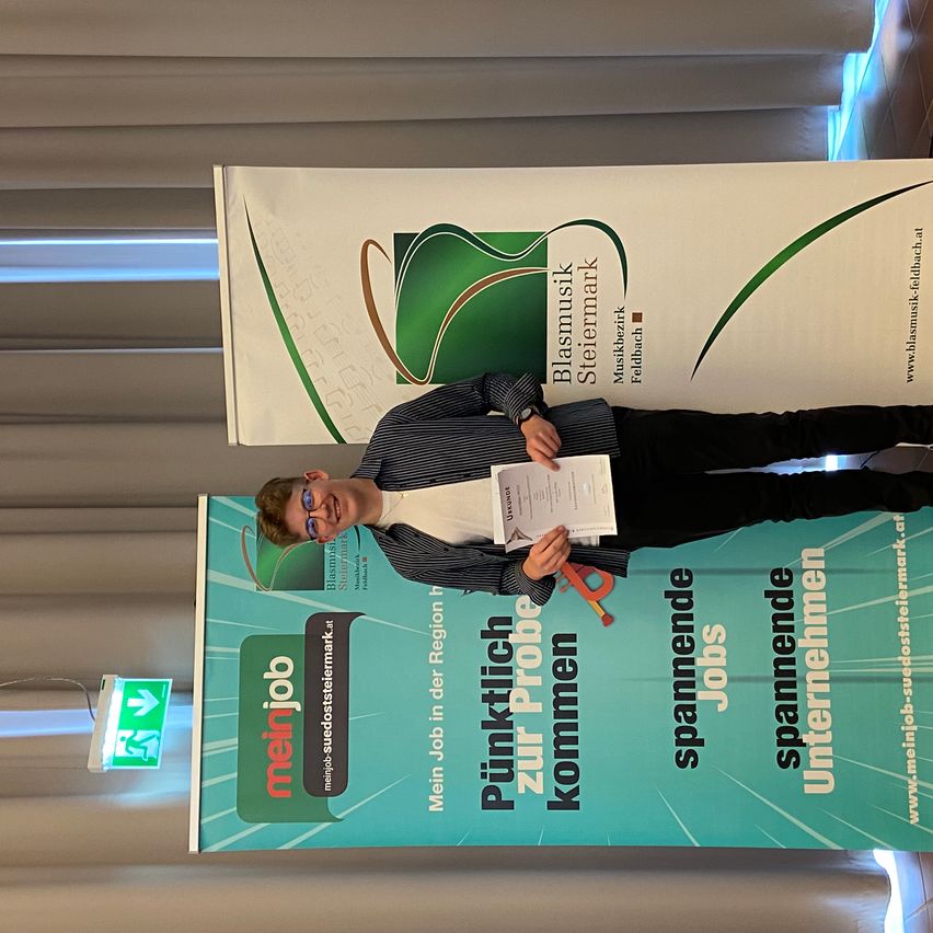 Bild enthält, Shoe, Adult, Male, Man, Person, Crowd, Glasses, Wristwatch, Advertisement, Necklace