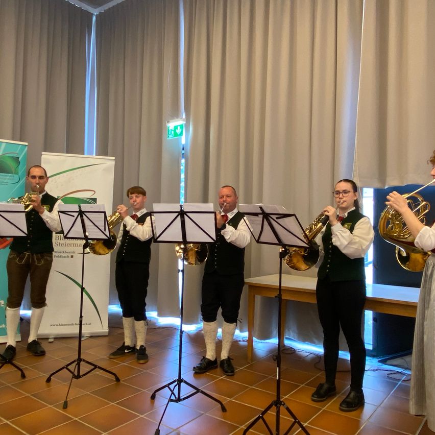 Bild enthält, Shoe, Adult, Female, Person, Woman, Glasses, Male, Man, Group Performance, Musical Instrument