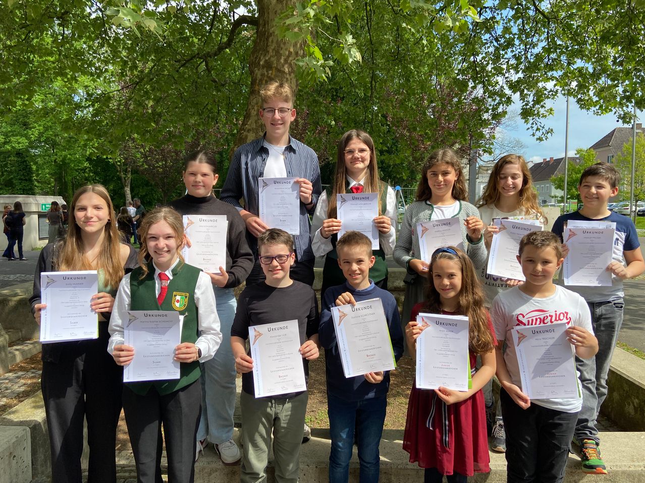 Bild enthält, Advertisement, Poster, People, Person, Portrait, Pants, Female, Girl, Teen, Child