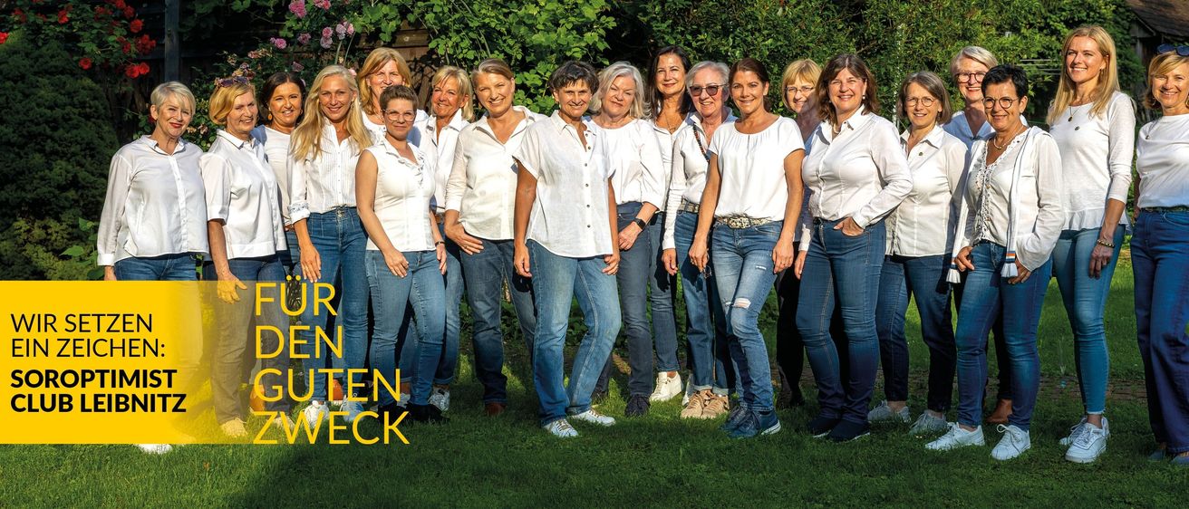 Bild enthält, Clothing, Pants, People, Person, Groupshot, Grass, Jeans, Coat, Shoe, Photography