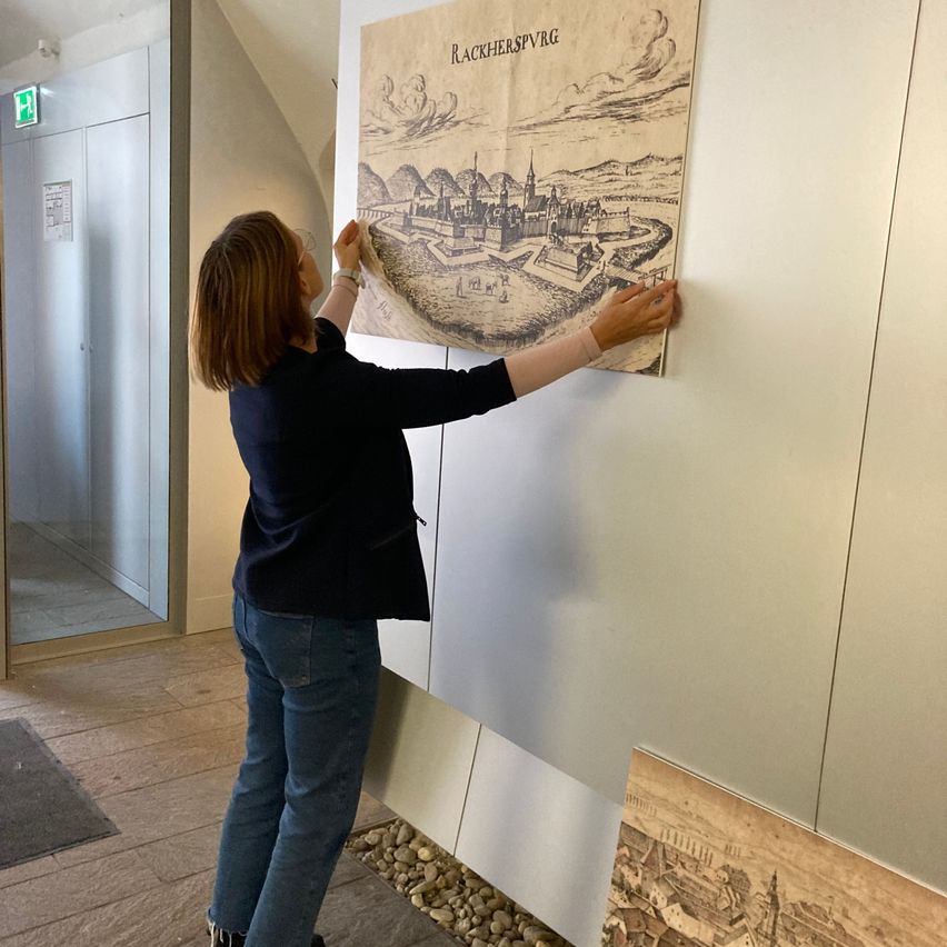 Bild enthält, Indoors, Interior Design, Adult, Female, Person, Woman, Jeans, Pants, Footwear, Shoe