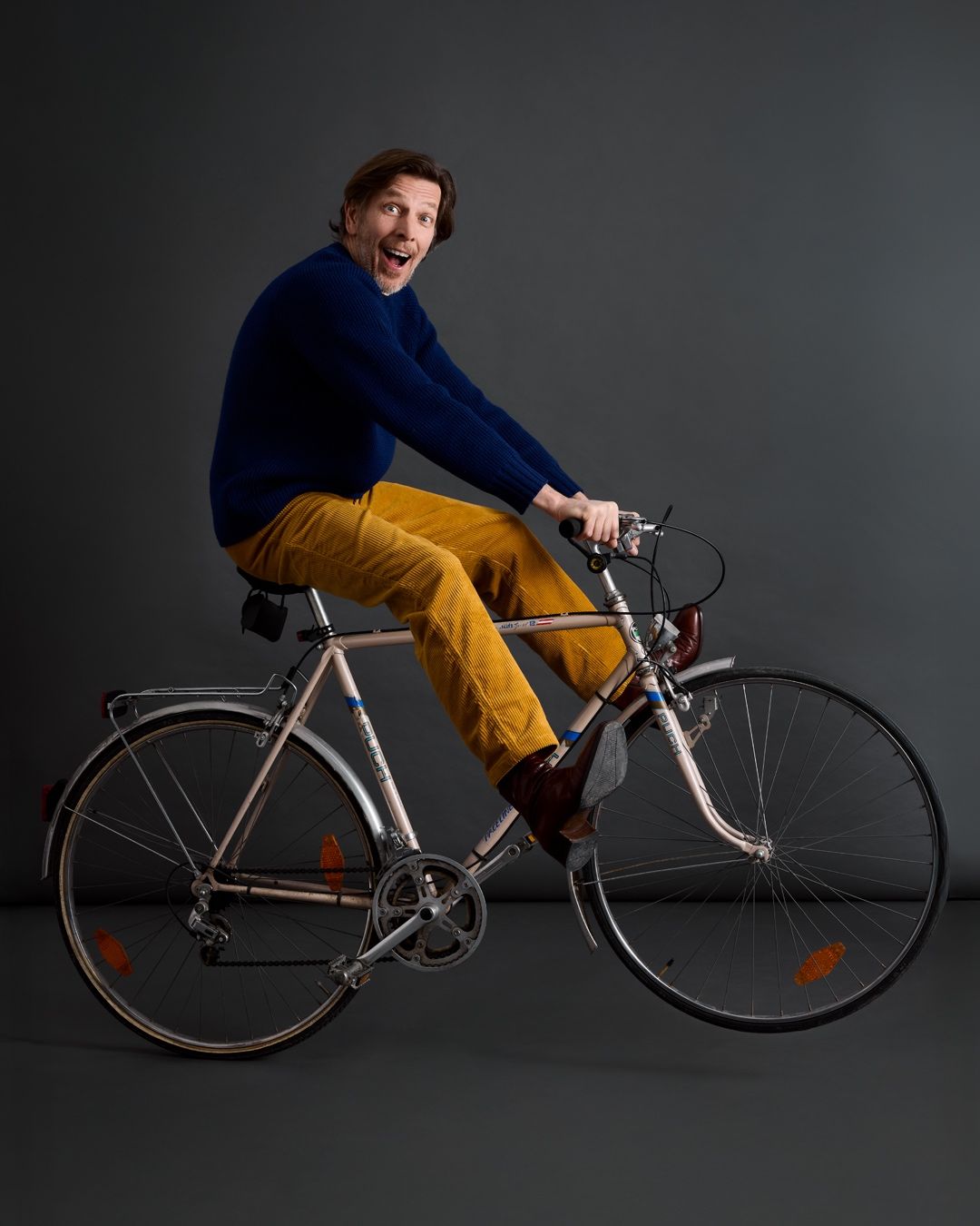 Bild enthält, Wheel, Bicycle, Vehicle, Adult, Male, Man, Person, Cycling, Face, Shoe