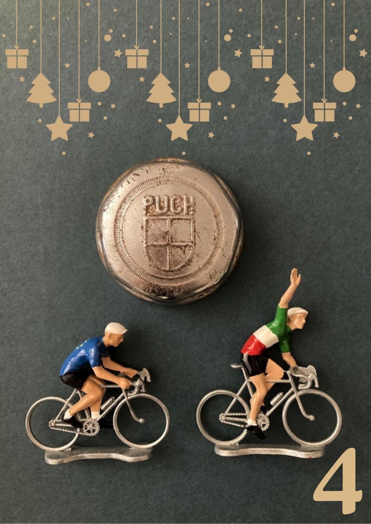 Zwei Radfahrer in Vintage-Kleidung fahren Fahrräder vor einem Hintergrund aus Weihnachtsdekorationen und einem PUCH-Abzeichen. Ein Radfahrer hebt die Hand.