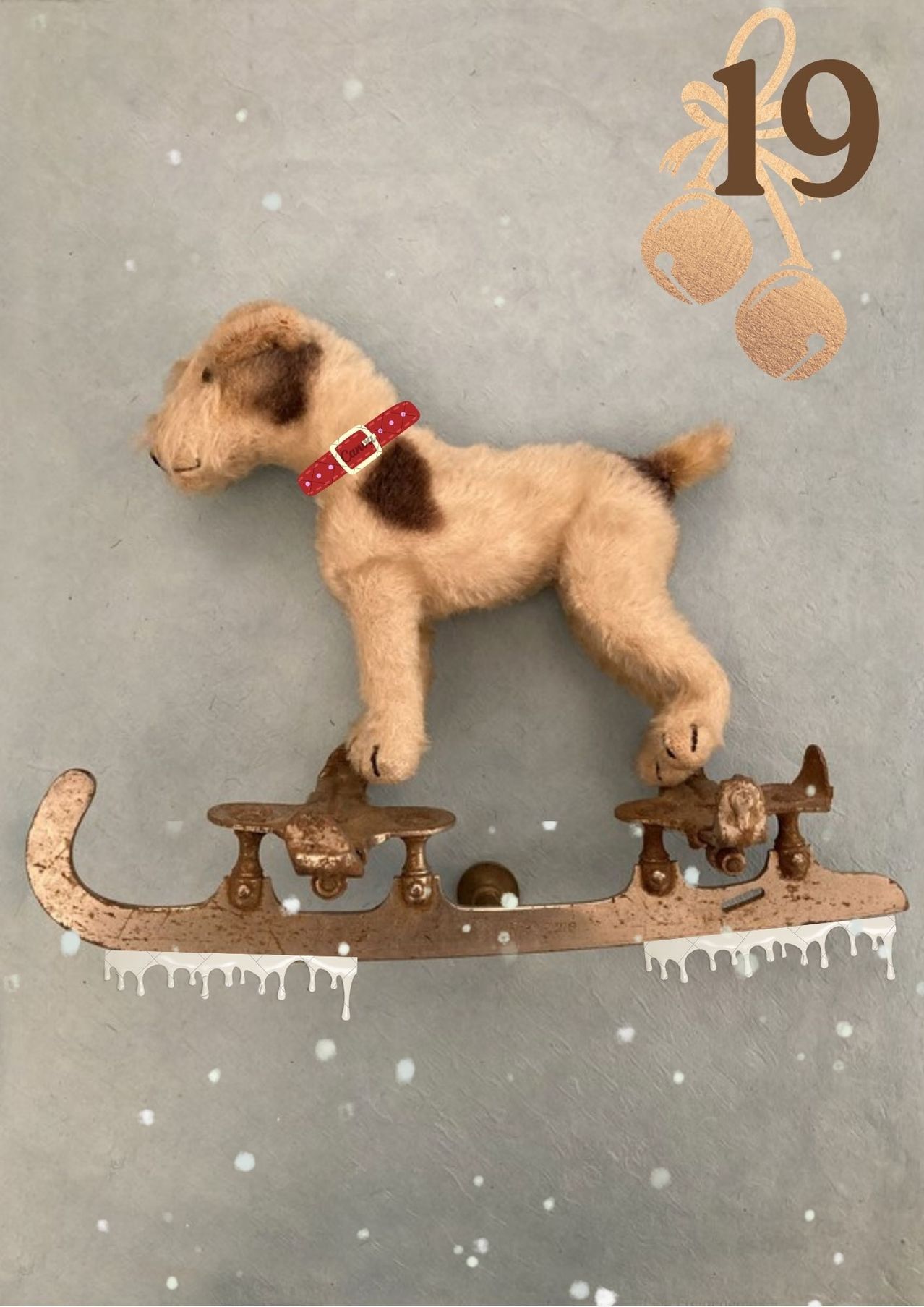 Ein kleiner Spielzeughund mit rotem Halsband steht auf einem alten Eislauf auf einem grauen Hintergrund mit dekorativen Elementen.