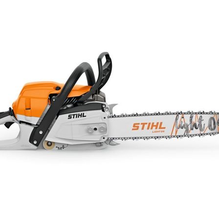 Ein Bild einer Stihl-Kettensäge mit orange-weißem Gehäuse auf weißem Hintergrund.