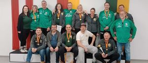 Bild enthält, Groupshot, Person, Adult, Female, Woman, Baton, Male, Man, People, Pants