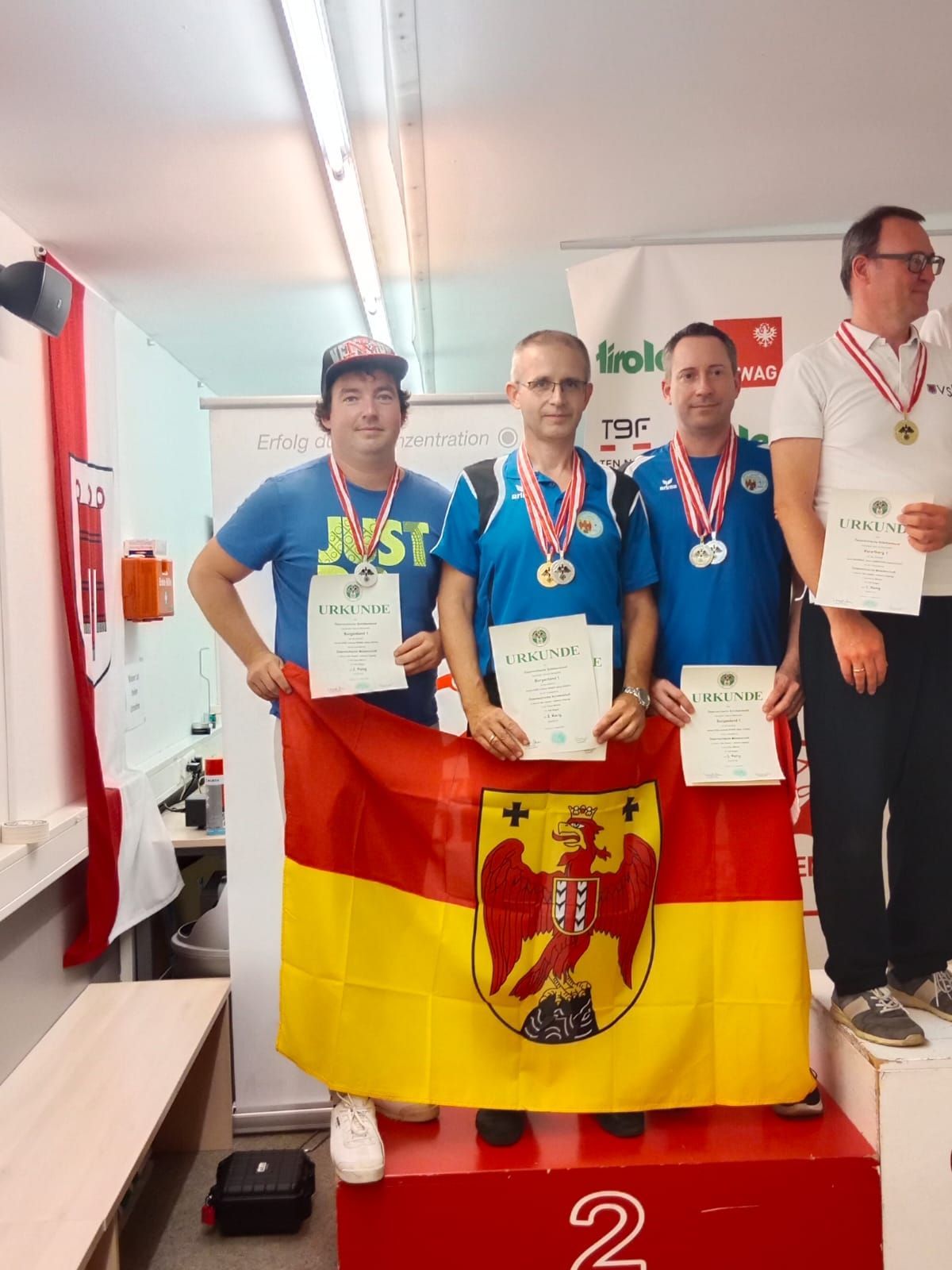 Bild enthält, Adult, Male, Man, Person, Wristwatch, Flag, Accessories, Glasses, Shoe, Spain Flag