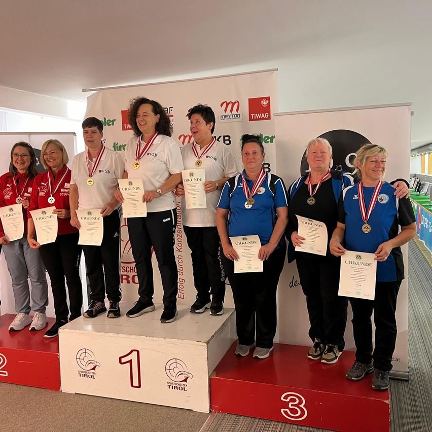 Bild enthält, Groupshot, Person, Adult, Female, Woman, Male, Man, Glasses, Wristwatch, Monitor