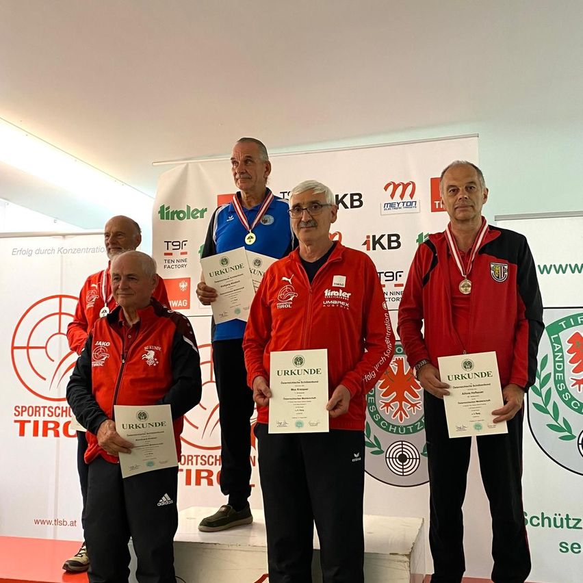 Bild enthält, Groupshot, Person, Adult, Male, Man, Clothing, Footwear, Shoe, Crowd