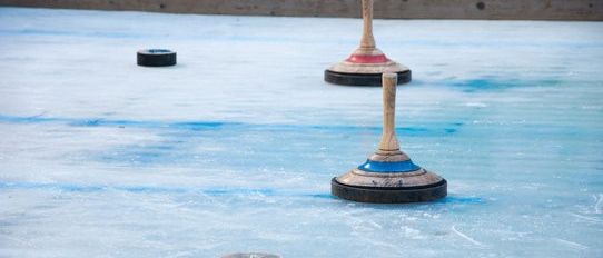 Bild enthält, Hockey, Ice Hockey, Ice Hockey Puck, Rink, Skating, Sport, Curling