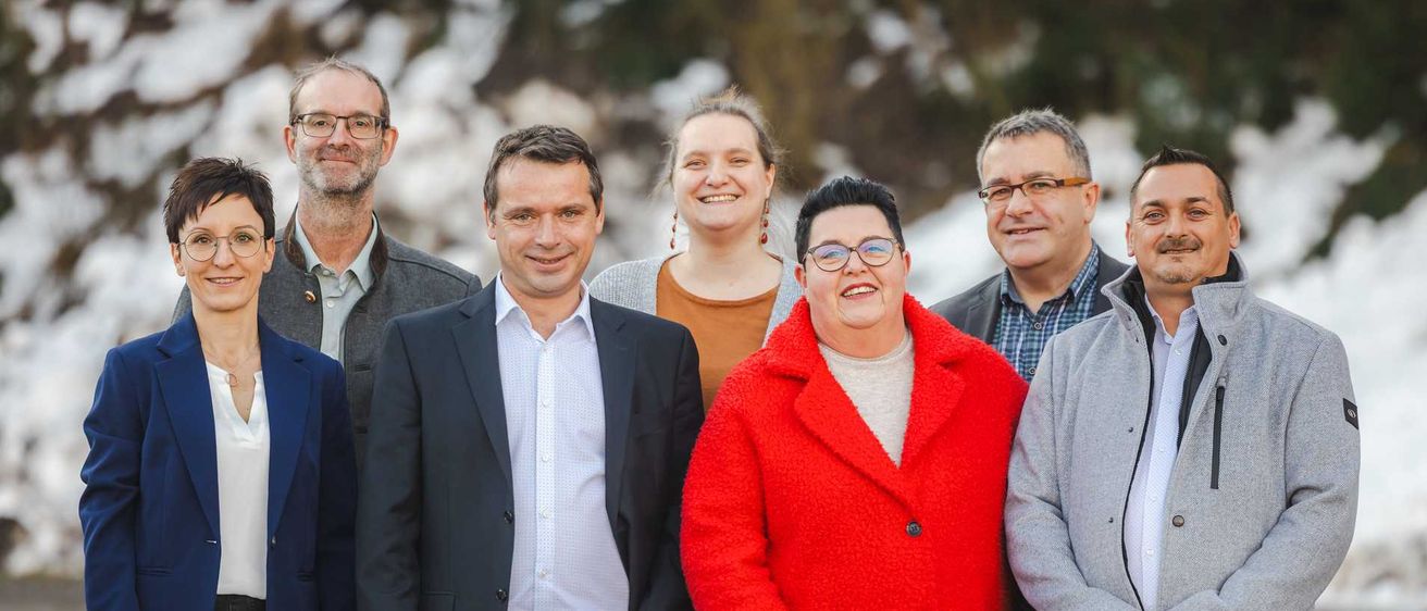 Bild enthält, Groupshot, Person, Coat, Adult, Female, Woman, People, Male, Man, Belt