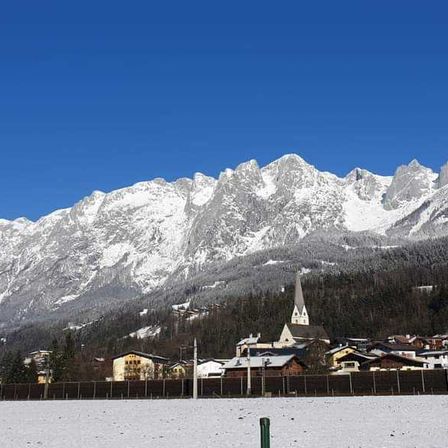 Bild enthält, Mountain, Mountain Range, Nature, Outdoors, Peak, Scenery, Cityscape, City, Snow