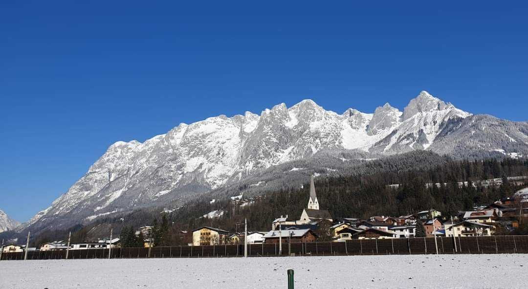 Bild enthält, Mountain, Mountain Range, Nature, Outdoors, Peak, Scenery, Cityscape, City, Snow