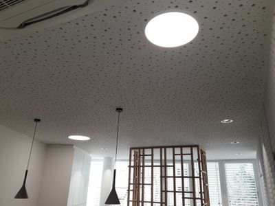 Bild enthält, Ceiling Light, Light Fixture, Indoors, Interior Design, Lighting, Floor, Lamp, Flooring