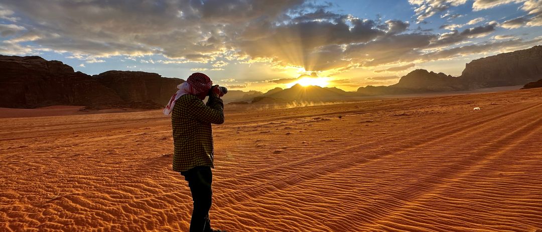 Bild enthält, Photography, Nature, Outdoors, Sky, Desert, Person, Portrait, Scenery, Sunlight, Shoe