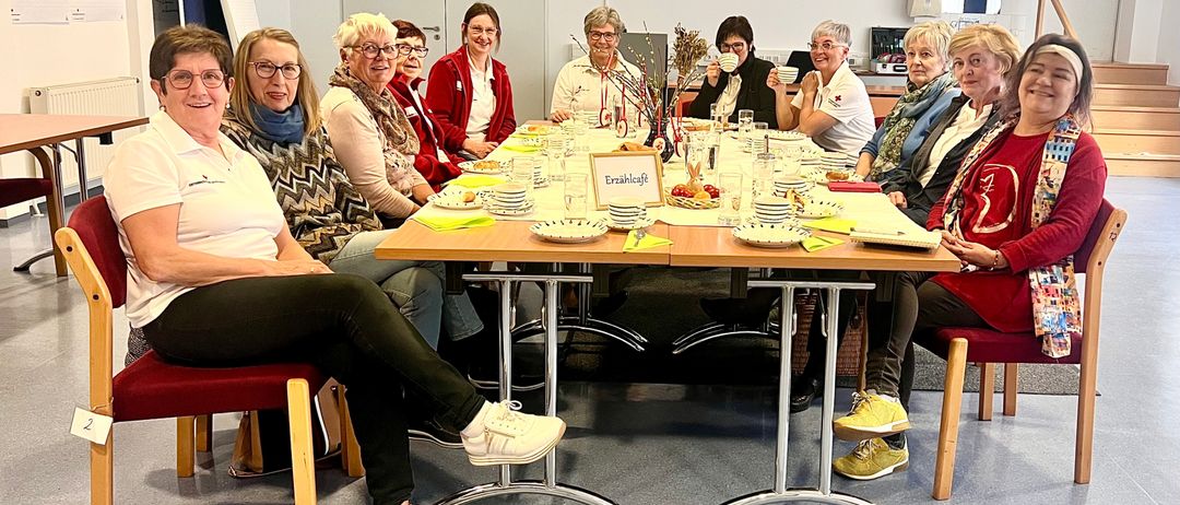 Bild enthält, People, Person, Furniture, Table, Adult, Female, Woman, Dining Table, Cafeteria, Dining Room