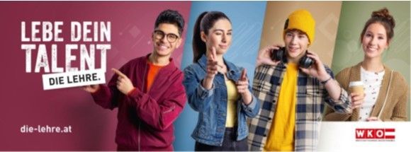 Ein Werbeplakat zeigt vier junge Erwachsene, die für die Kamera posieren. Ein Mann hält ein Schild mit der Aufschrift 'Lebe dein Talent. Lerne.' Eine Frau hält einen Becher. Sie alle haben fröhliche Gesichtsausdrücke. Der Hintergrund ist farbenfroh.