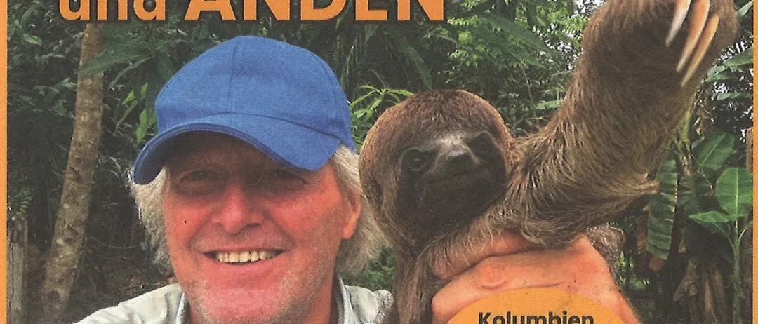 Ein Bild eines Mannes mit einer blauen Kappe, der einen Faultier hält. Der Hintergrund zeigt üppiges Grün. Oben steht 'AMAZONAS und ANDEN', unten 'Bild & Film HELMUT PICHL'.