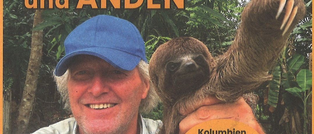 Ein Bild eines Mannes mit einer blauen Kappe, der einen Faultier hält. Der Hintergrund zeigt üppiges Grün. Oben steht 'AMAZONAS und ANDEN', unten 'Bild & Film HELMUT PICHL'.