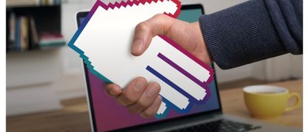 Hand, das ein Papier mit einem Symbol hält, neben einem Laptop mit einer gelben Tasse auf einem Schreibtisch. Veranstaltungsplakat für ein kostenloses digitales Workshop. Die Veranstaltung findet am 3. März 2026 von 18 bis 21 Uhr im Trautkirch-Gemeindesaal statt.