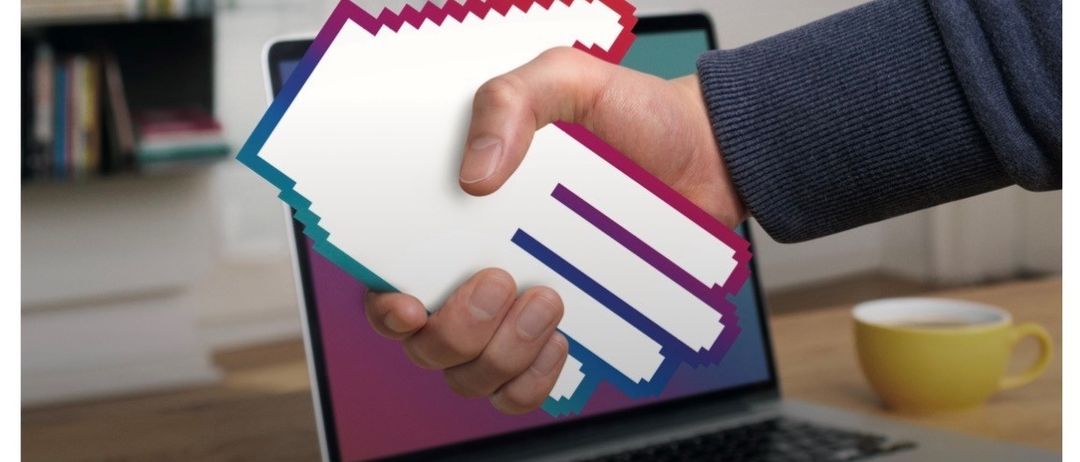 Hand, das ein Papier mit einem Symbol hält, neben einem Laptop mit einer gelben Tasse auf einem Schreibtisch. Veranstaltungsplakat für ein kostenloses digitales Workshop. Die Veranstaltung findet am 3. März 2026 von 18 bis 21 Uhr im Trautkirch-Gemeindesaal statt.