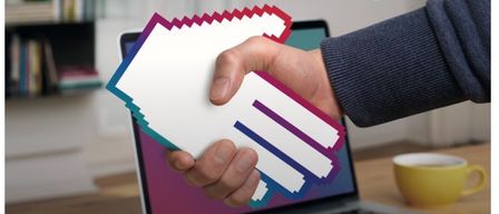 Ein Flyer bewirbt ein kostenloses Digital Everywhere Workshop. Es zeigt eine Hand, die ein digitales Schild hält, einen Laptop auf einem Schreibtisch, ein Bücherregal und eine gelbe Tasse. Der Text lautet: 'Bildungswege: KI als Schlüssel zum Erfolg Künstliche Intelligenz. 03. März 2026 18-21 UHR 4715 Taufkirchen/Trattnach 105 Gemeindesaal.'